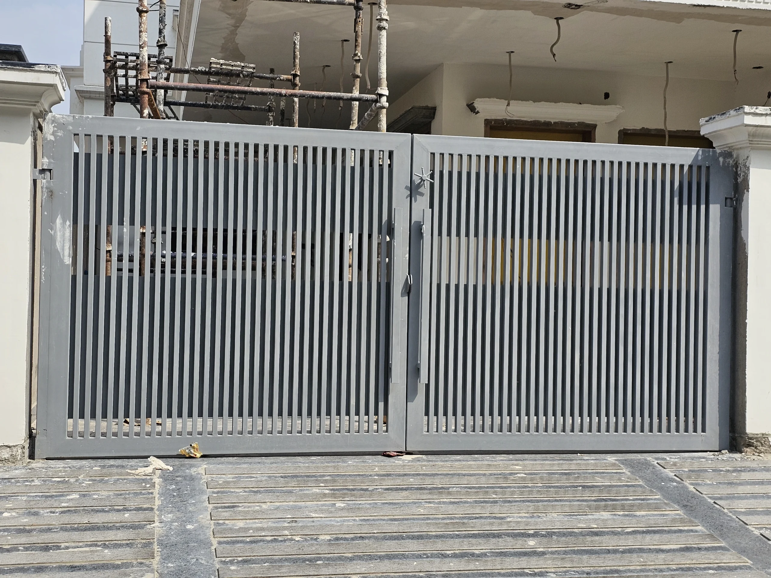 MS Gate Designs 2025 - Matte black frame with horizontal wood strips